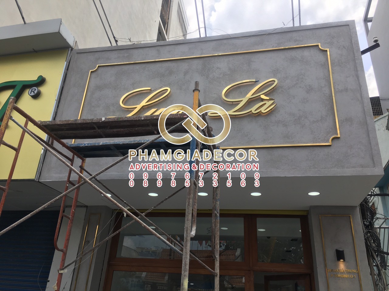 thi cong bang hieu inox gia re