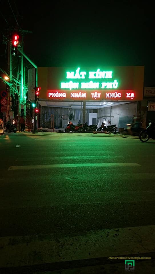 thi cong bang hieu mat kinh