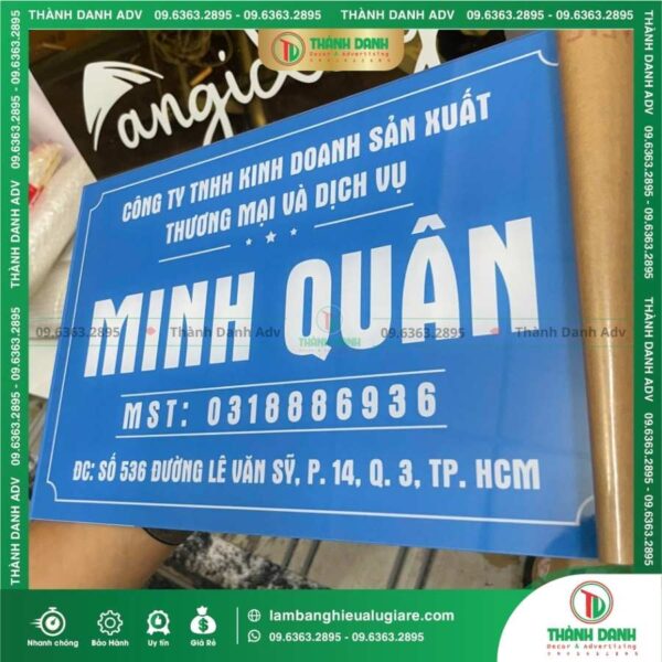 Gợi ý cách chọn đơn vị thi công bảng tên Công ty in UV Mica nền xanh uy tín