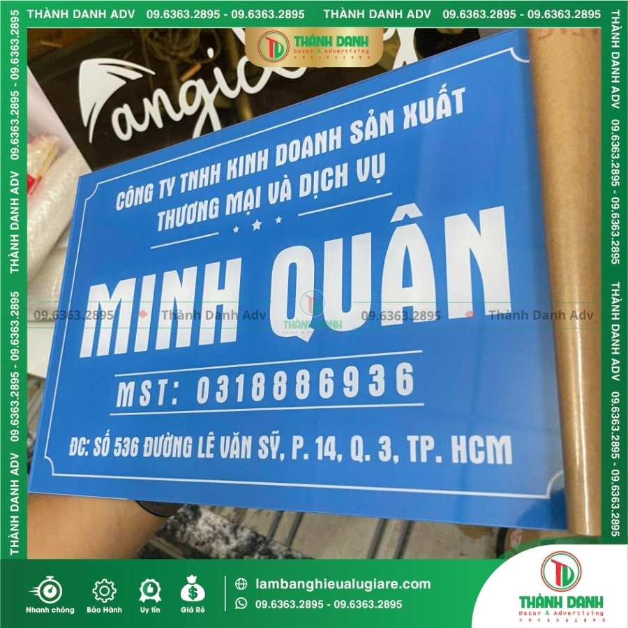 Gợi ý cách chọn đơn vị thi công bảng tên Công ty in UV Mica nền xanh uy tín