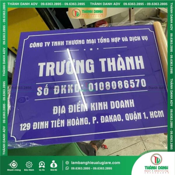 Gợi ý cách chọn đơn vị thi công bảng tên Công ty Mica nền xanh in UV uy tín