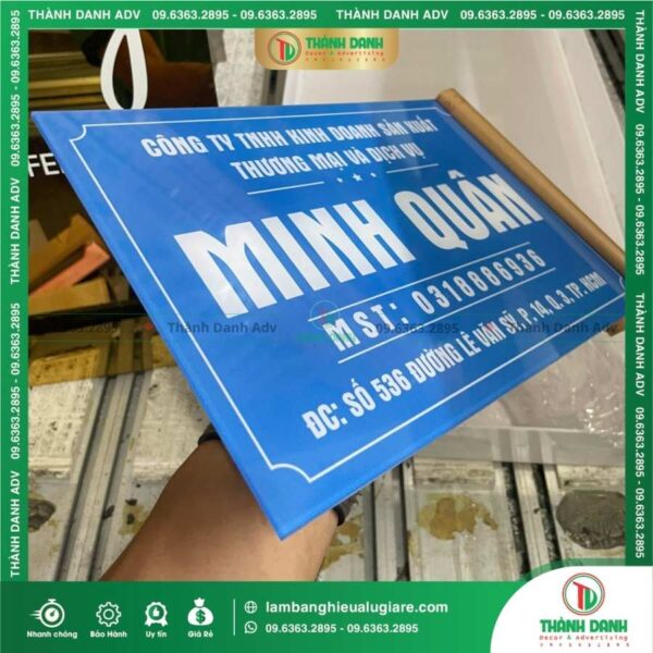 Những lỗi thường gặp khi làm bảng tên Công ty in UV Mica nền xanh