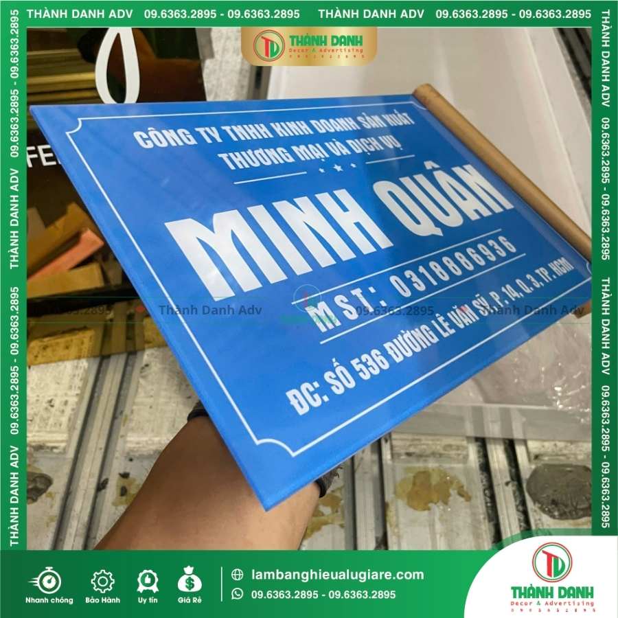 Những lỗi thường gặp khi làm bảng tên Công ty in UV Mica nền xanh
