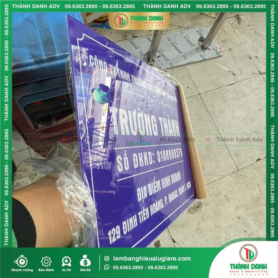Những lỗi thường gặp khi làm bảng tên Công ty Mica nền xanh in UV
