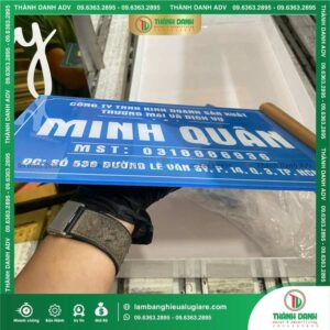 Quy trình làm bảng tên Công ty in UV Mica nền xanh Công ty Minh Quân