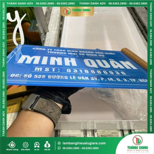 Quy trình làm bảng tên Công ty in UV Mica nền xanh Công ty Minh Quân