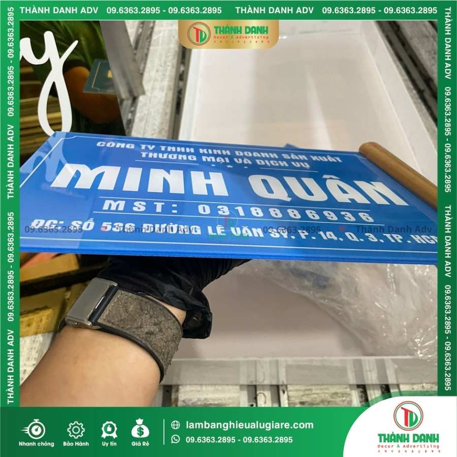 Quy trình làm bảng tên Công ty in UV Mica nền xanh Công ty Minh Quân