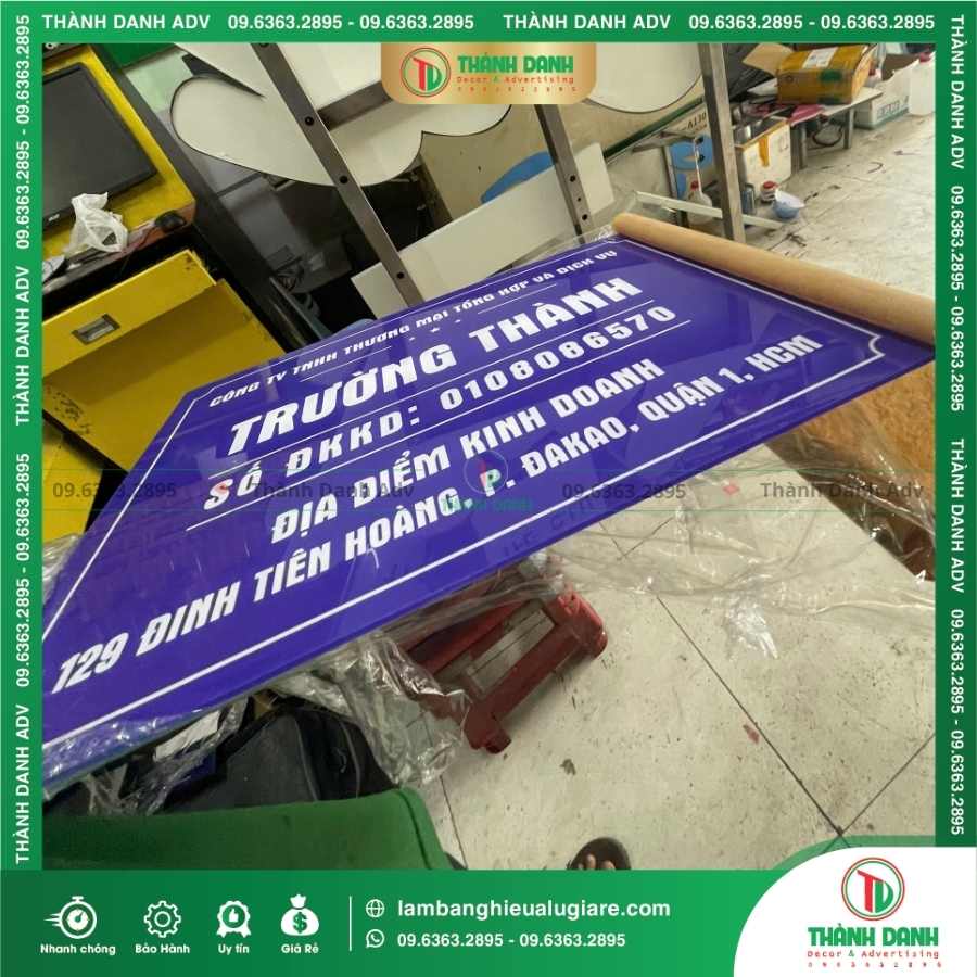 Quy trình làm bảng tên Công ty Mica nền xanh in UV Cho Công Ty Trường Thành